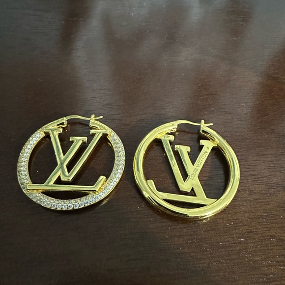 Authentic Louis Vuitton Gold Earrings LV Interlock - Picture 4 of 4